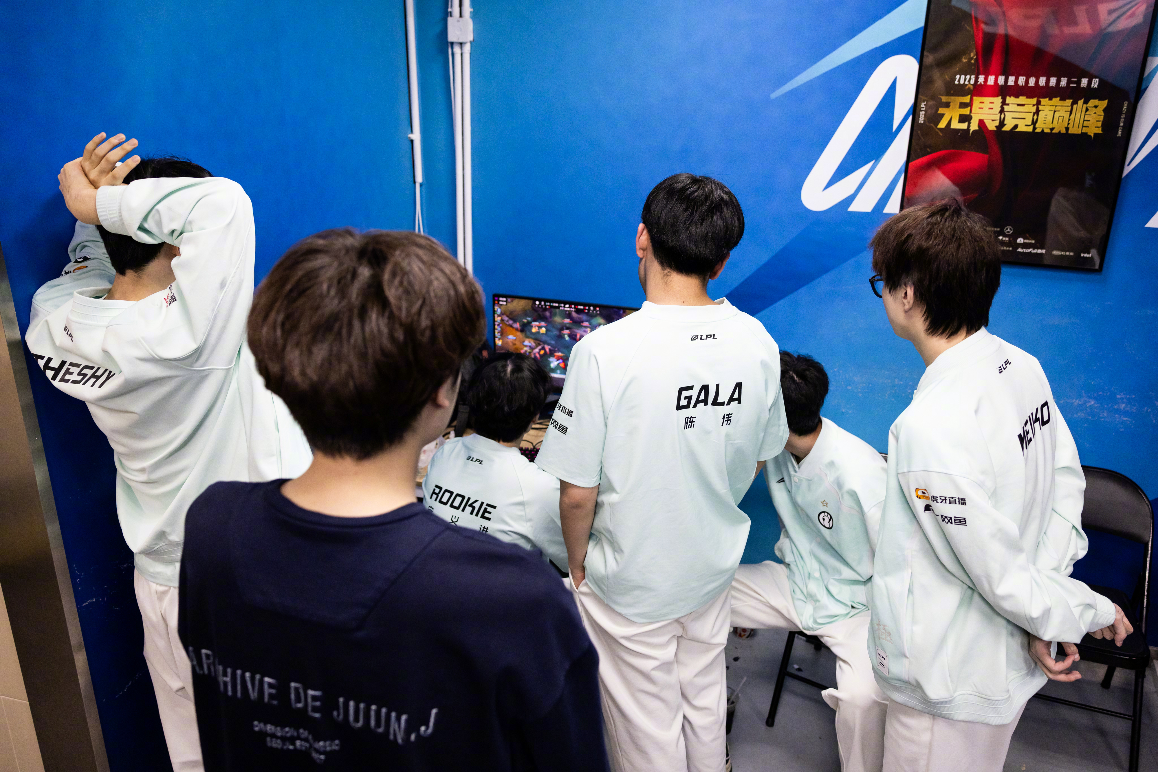 比赛局势复杂首场状态出色,拜仁观众沸腾!,Scout重返赛场引发球迷热议 比赛局势复杂首场状态出色,拜仁观众沸腾!,Scout重返赛场引发球迷热议