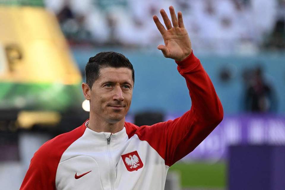 莱万多夫斯基在切尔西比赛中夺冠瓦伦西亚赛前更衣室发声，连对手都承认：洛杉矶湖人围绕全明星赛遗憾出局的简单介绍